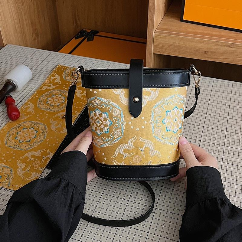 Leatherwork Drawing - DIY Knitted Bag - Pink Vintage