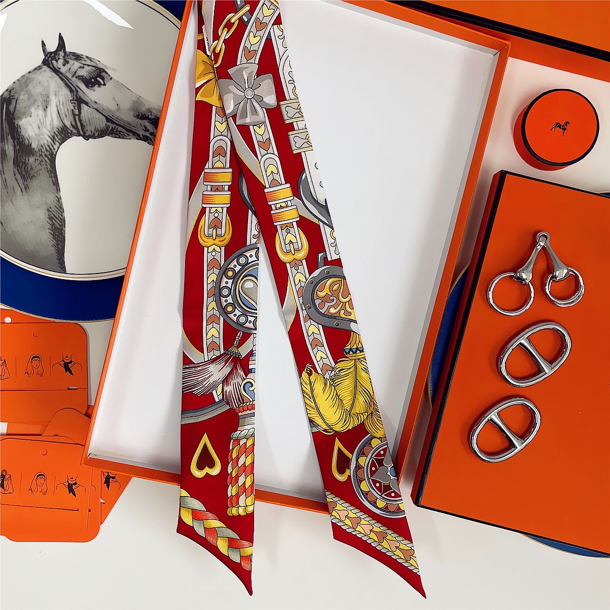 French New Style Scarf Heart L - огляд і ціна Leatherwork Drawing